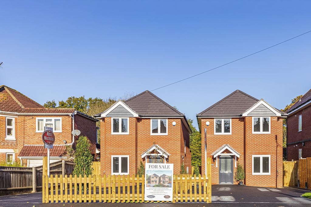 Manor Road, New Milton, Hampshire. BH25 5EW 4 bed detached house for