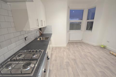 2 bedroom flat to rent - South Woodford, E18