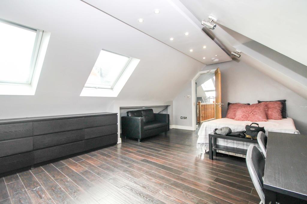 Woodford Avenue, Gants Hill IG2 1 bed flat £1,500 pcm (£346 pw)