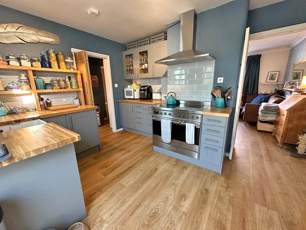 River Gardens, Milford on Sea, Lymington, Hampshire, SO41 3 bed semi