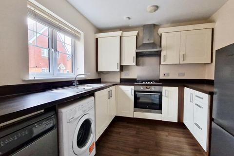 3 bedroom semi-detached house to rent, Wey Meadow Close, Farnham