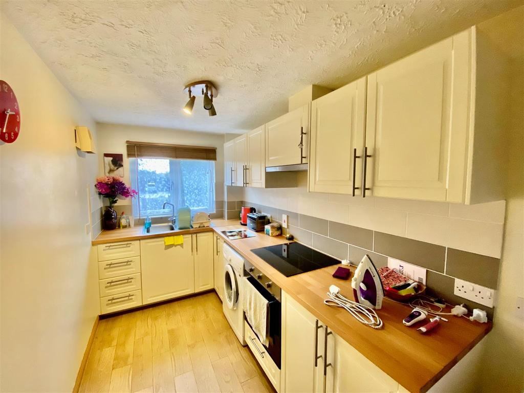 The Ridings, Paddock Wood, Tonbridge 1 bed flat £795 pcm (£183 pw)