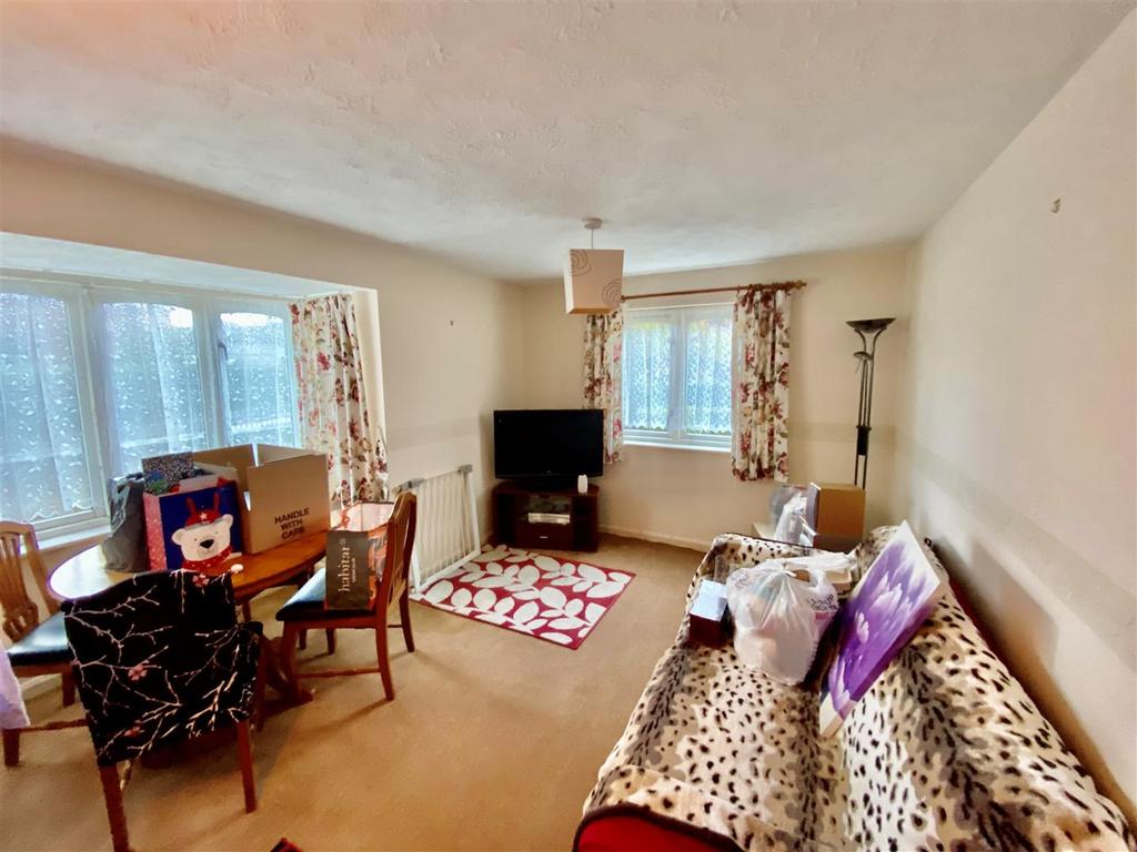 The Ridings, Paddock Wood, Tonbridge 1 bed flat £795 pcm (£183 pw)