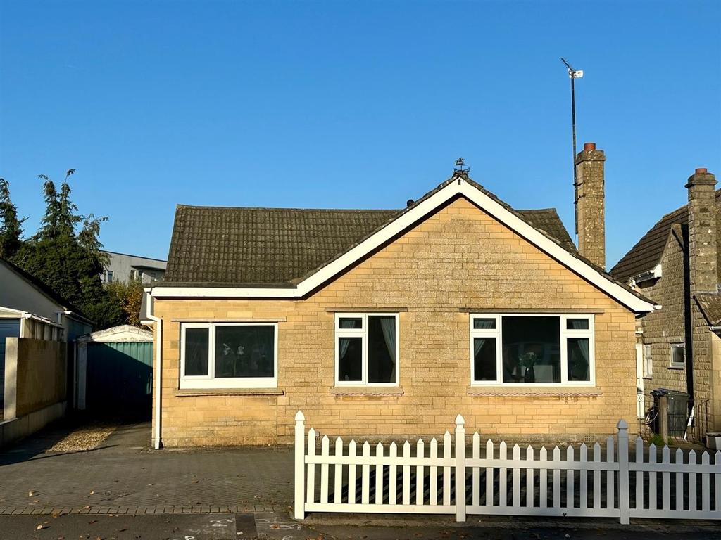 Sadlers Mead, Chippenham 3 bed detached bungalow for sale £380,000