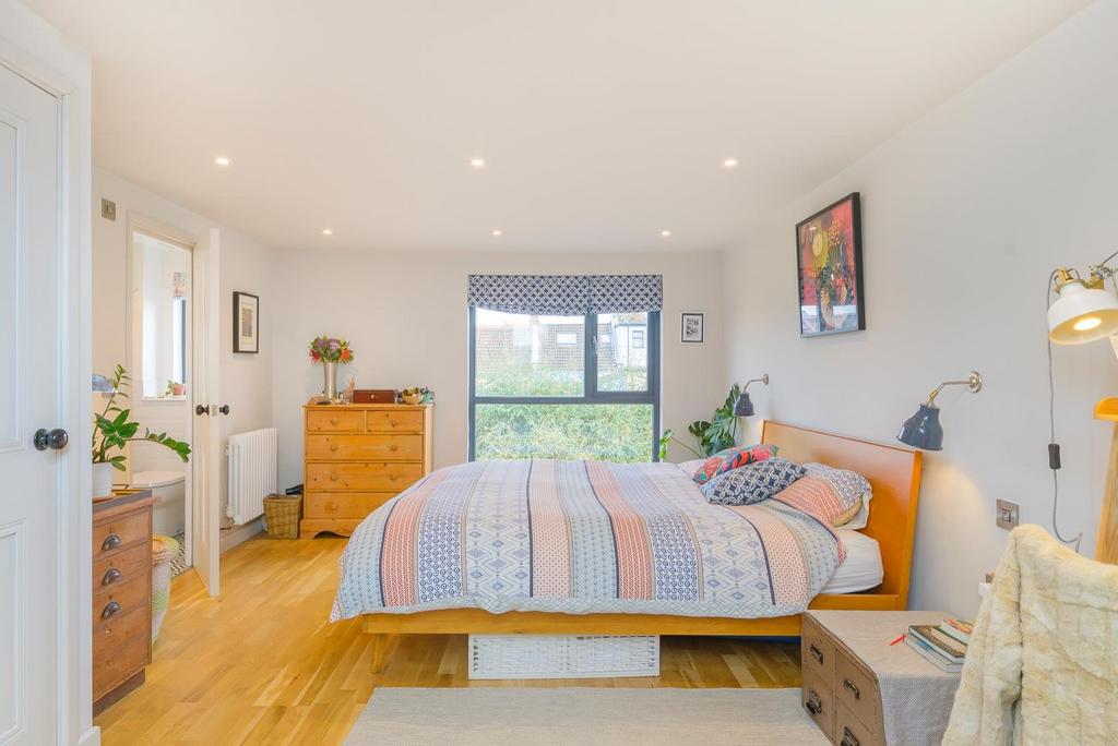 EUNEVAECURB23 - Bedroom K.jpg