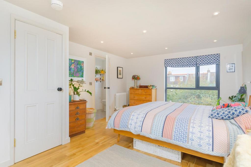 EUNEVAECURB23 - Bedroom J.jpg