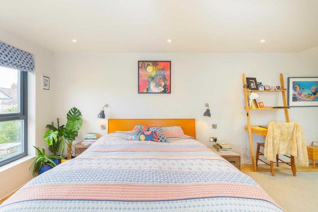 EUNEVAECURB23 - Bedroom H.jpg