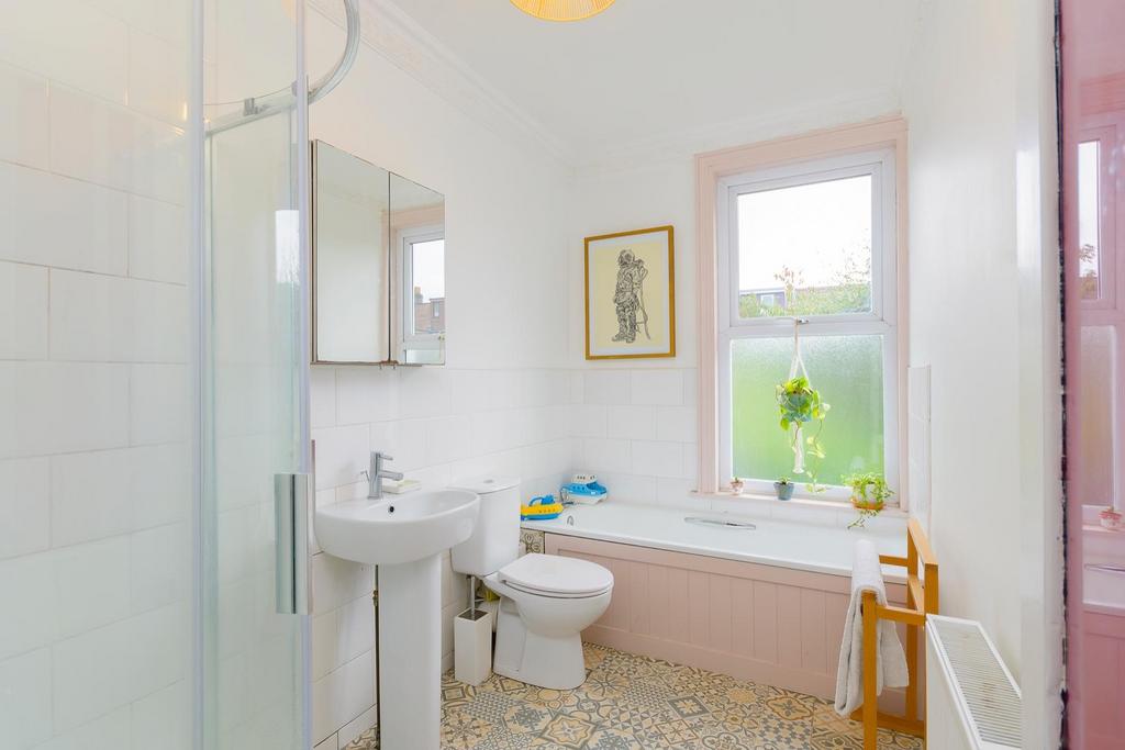 EUNEVAECURB23 - Bathroom B.jpg