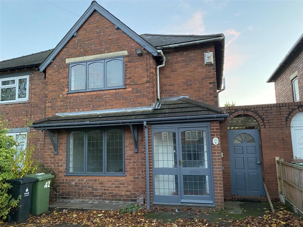 Forest Avenue, Walsall 3 bed semidetached house £895 pcm (£207 pw)