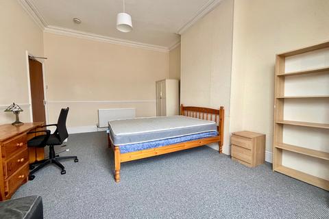 4 bedroom flat to rent, Warton Terrace, Heaton, Newcastle upon Tyne, NE6