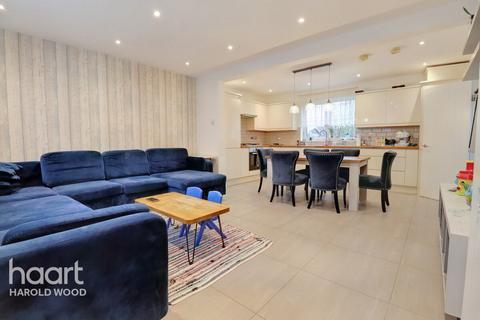 70 Whitchurch Road, Romford, RM3 9EU