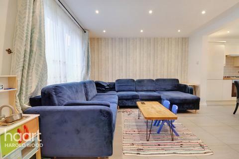 70 Whitchurch Road, Romford, RM3 9EU