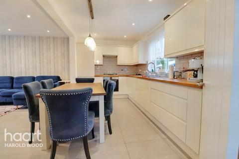 70 Whitchurch Road, Romford, RM3 9EU
