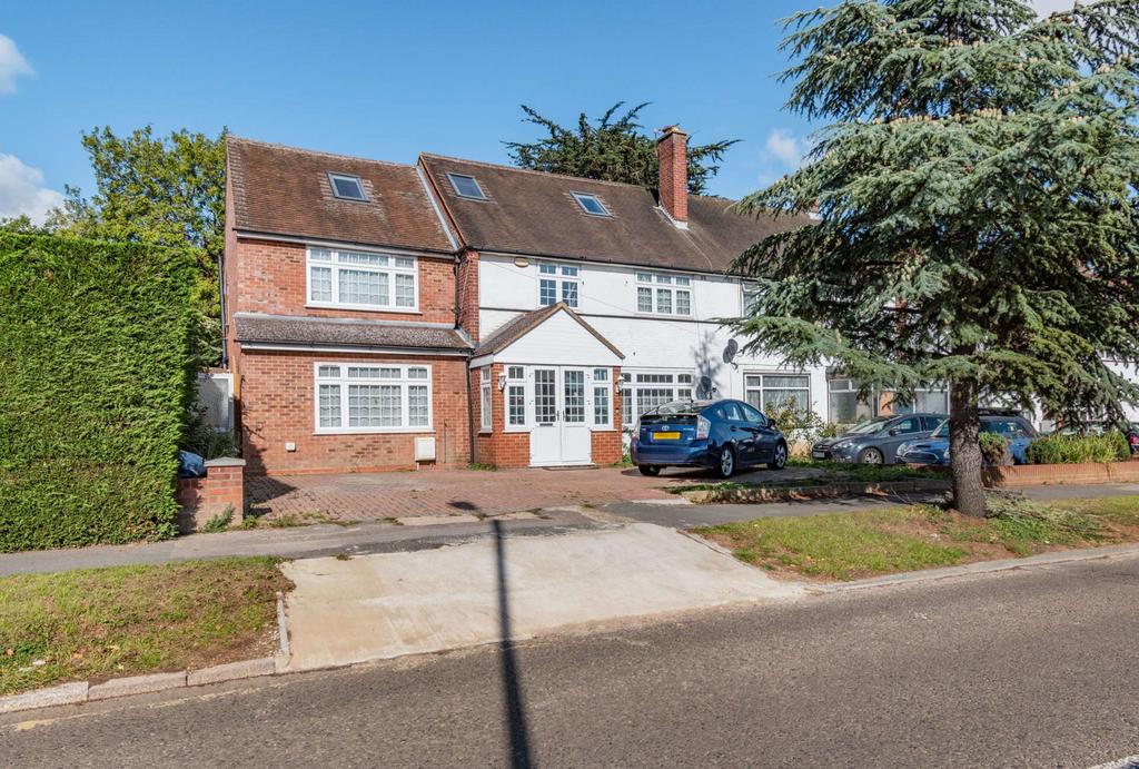 Albury Drive Pinner Ha5 6 Bed Semi Detached House For Sale £1 150 000