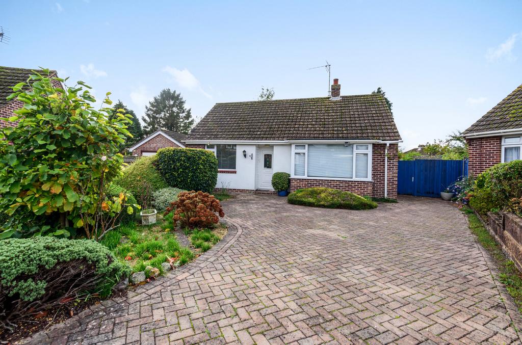 Edwina Close, North Baddesley... 3 bed bungalow £425,000