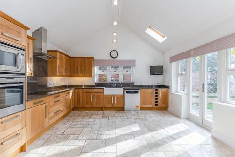 4 bedroom semi-detached house to rent, Watford Heath, Oxhey