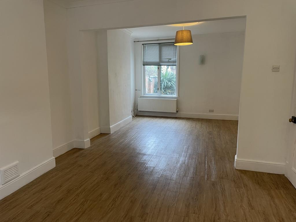 Central Avenue, Wigston 3 bed terraced house to rent £995 pcm (£230 pw)