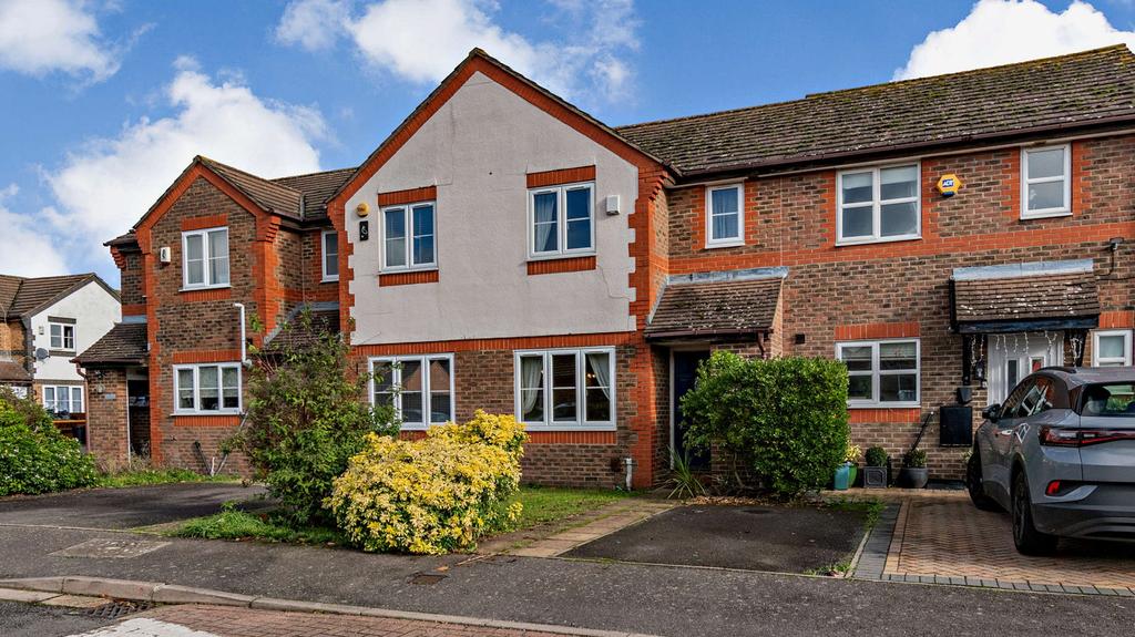 Flemming Avenue, Ruislip Manor, HA4 2 bed terraced house for sale £