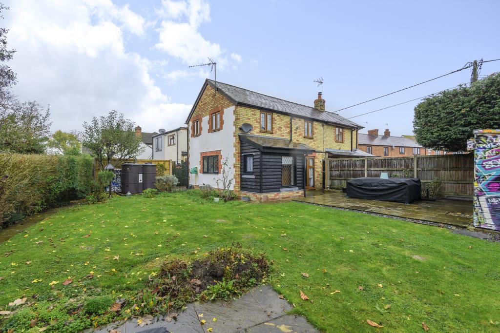 Westcott, Buckinghamshire, HP18 2 bed semidetached house for sale £