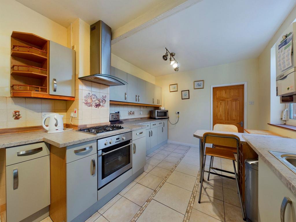 Park View, Moulton, Northampton NN3 7UZ 5 bed detached house £400,000