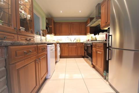 72 Amersham Road, Romford, RM3 9JB