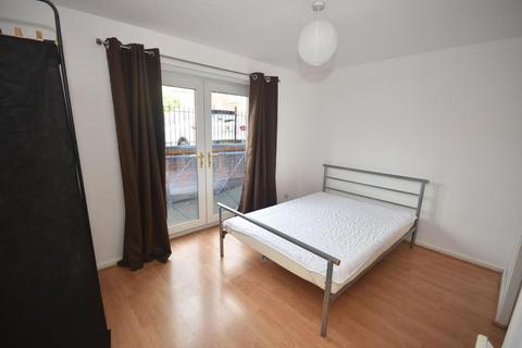 2 bedroom flat to rent, Stretford Rd, Hulme, Manchester. M15 5TN