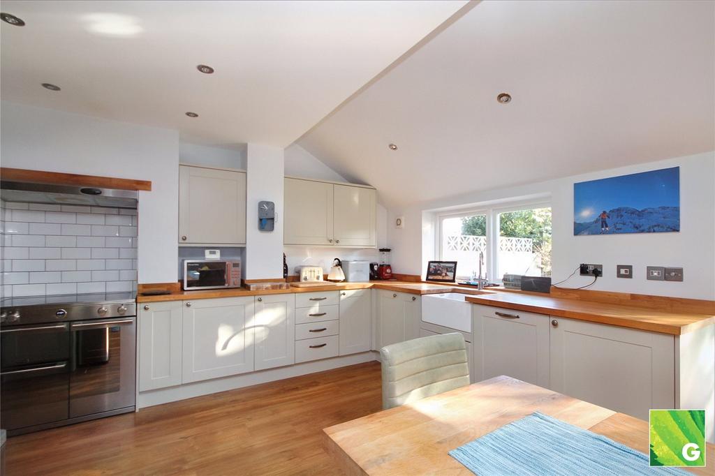 College Road, Ringwood, Hampshire, BH24 4 bed semidetached house for