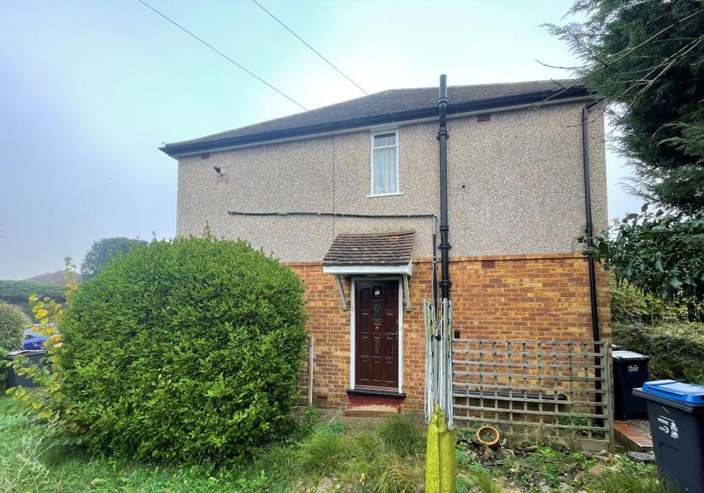 52 Taunton Lane, Coulsdon, Surrey... 2 bed flat £80,000