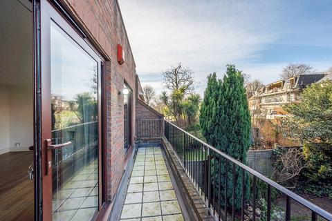 46 Pine Grove, London, SW19 7HE