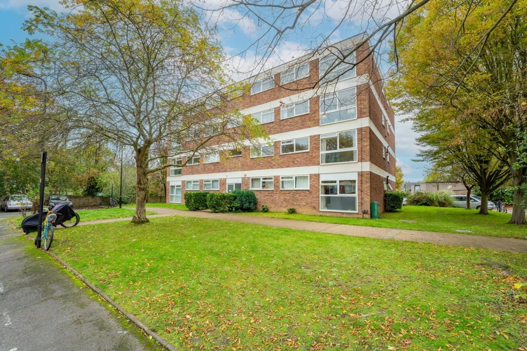 Langham Gardens, Ealing, W13 2 bed flat for sale £450,000