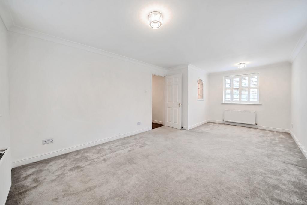 Lyster Mews, Cobham, KT11 2 bed flat to rent £1,650 pcm (£381 pw)