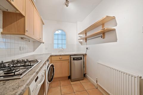 2 bedroom flat to rent, Lyster Mews, Cobham, KT11