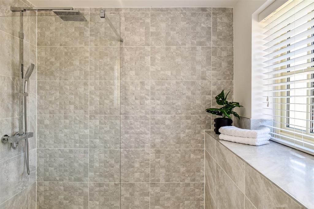Feature En-Suite Shower Room