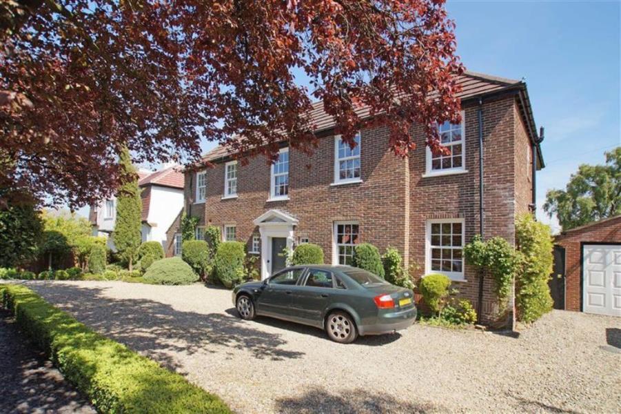 ST WINIFREDS ROAD, HARROGATE, HG2 8LN 4 bed detached house £2,500 pcm