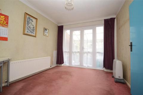 3 bedroom semi-detached house for sale - Dunmow Close, Romford, RM6