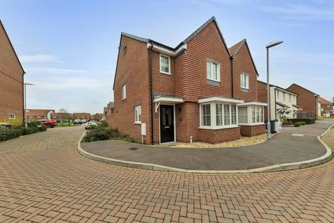 3 bedroom semi-detached house for sale - Parker Drive, Buntingford, SG9