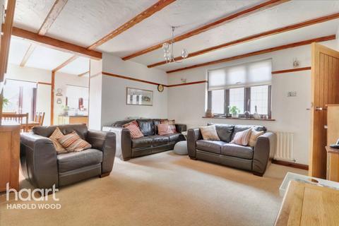 31 Coleridge Road, Romford, RM3 7BD