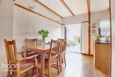 31 Coleridge Road, Romford, RM3 7BD