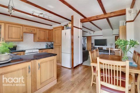31 Coleridge Road, Romford, RM3 7BD