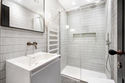 Studio to rent, Beak Street, Soho, W1F