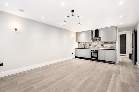 Studio to rent, Beak Street, Soho, W1F