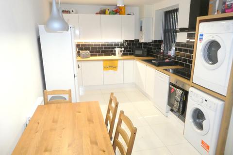 6 bedroom terraced house to rent, Monica Grove, Manchester