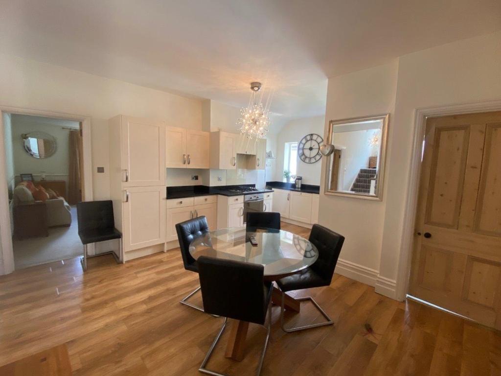 Mansfield Road, Poole 4 bed £1,800 pcm (£415 pw)