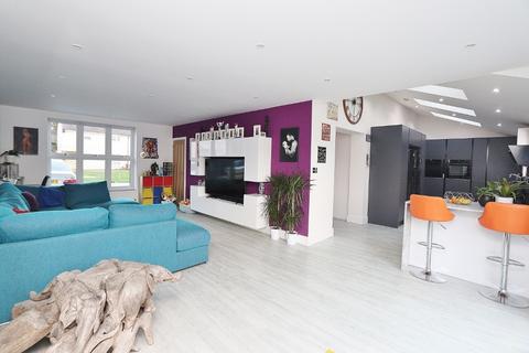 4 Mowbrays Close, Romford, RM5 3HJ