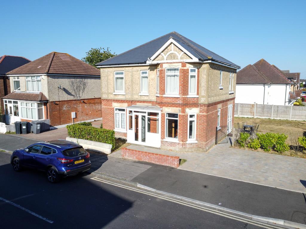 Beswick Avenue, Ensbury Park 5 bed detached house £2,575 pcm (£594 pw)