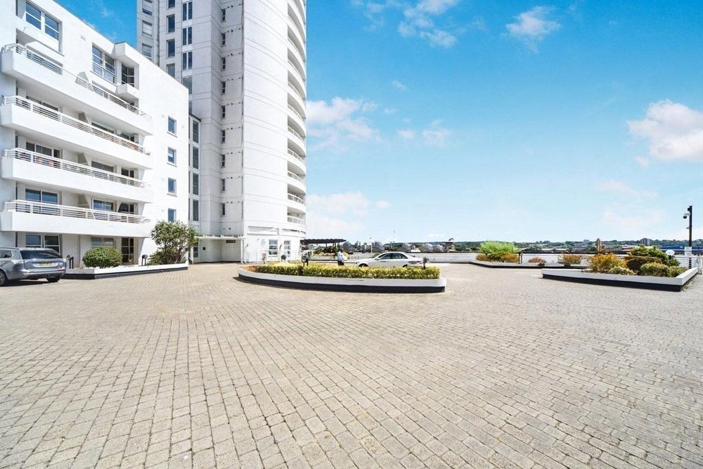 Barrier Point, Royal Docks, E16 2 bed apartment £2,210 pcm (£510 pw)