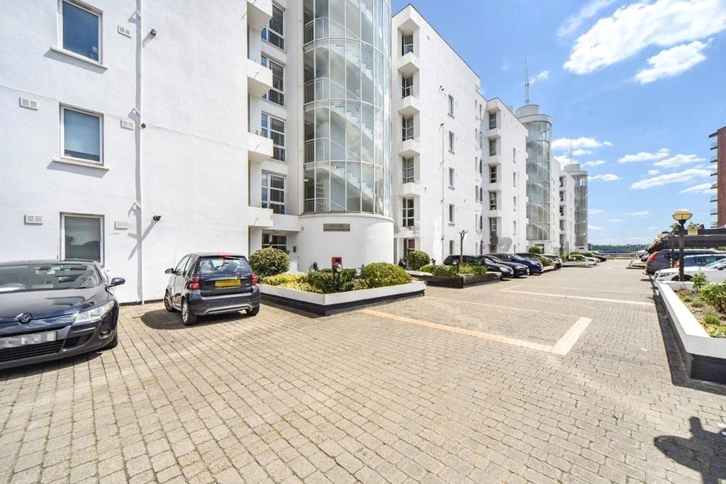 Barrier Point, Royal Docks, E16 2 bed apartment £2,210 pcm (£510 pw)