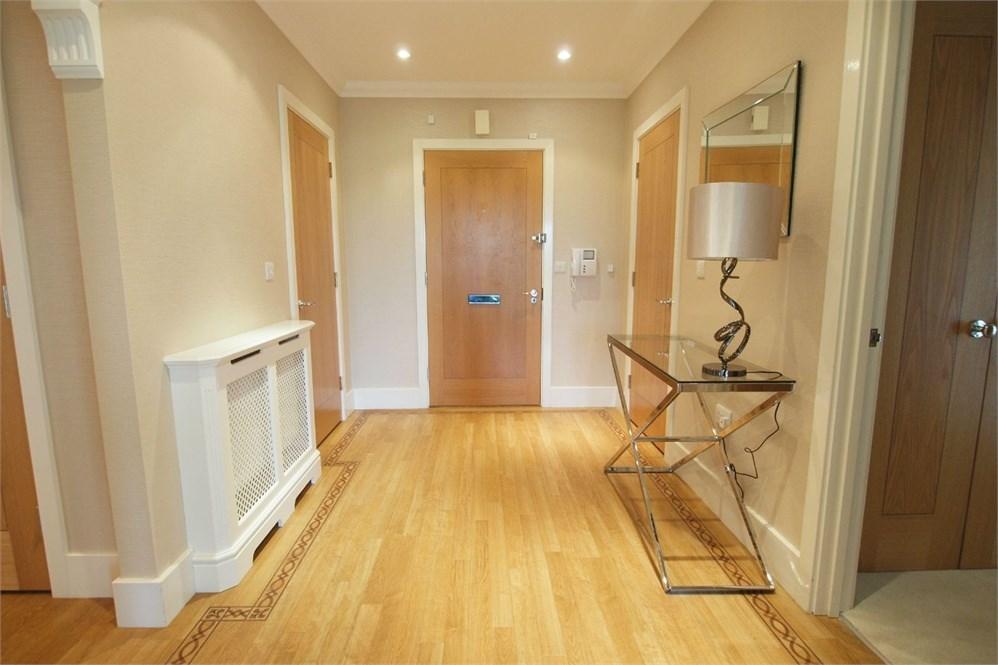 St Martins Lane, Beckenham, BR3 2 bed apartment £2,800 pcm (£646 pw)