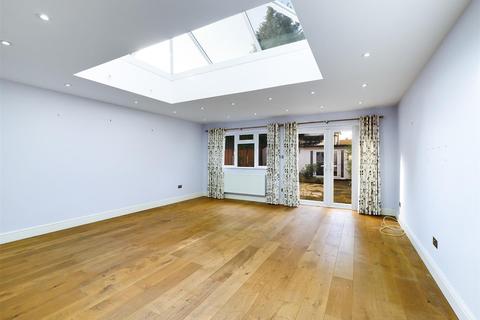 26 Parkway, New Addington, Croydon, CR0 0LA