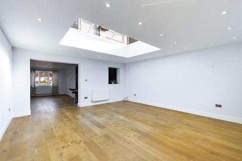 26 Parkway, New Addington, Croydon, CR0 0LA